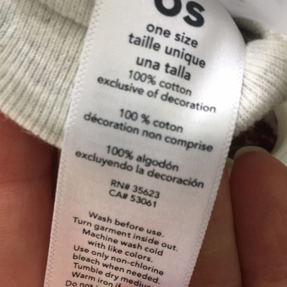 Carter’s 2 piece set includes burp cloth and cap - Picture 4 of 4